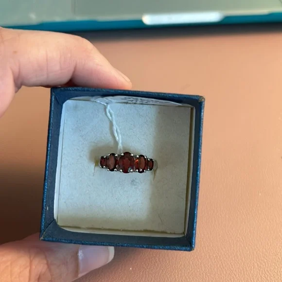 5 stone garnet sterling silver ring size 7 - Picture 2 of 2